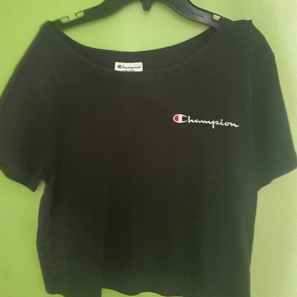Black cropped tee